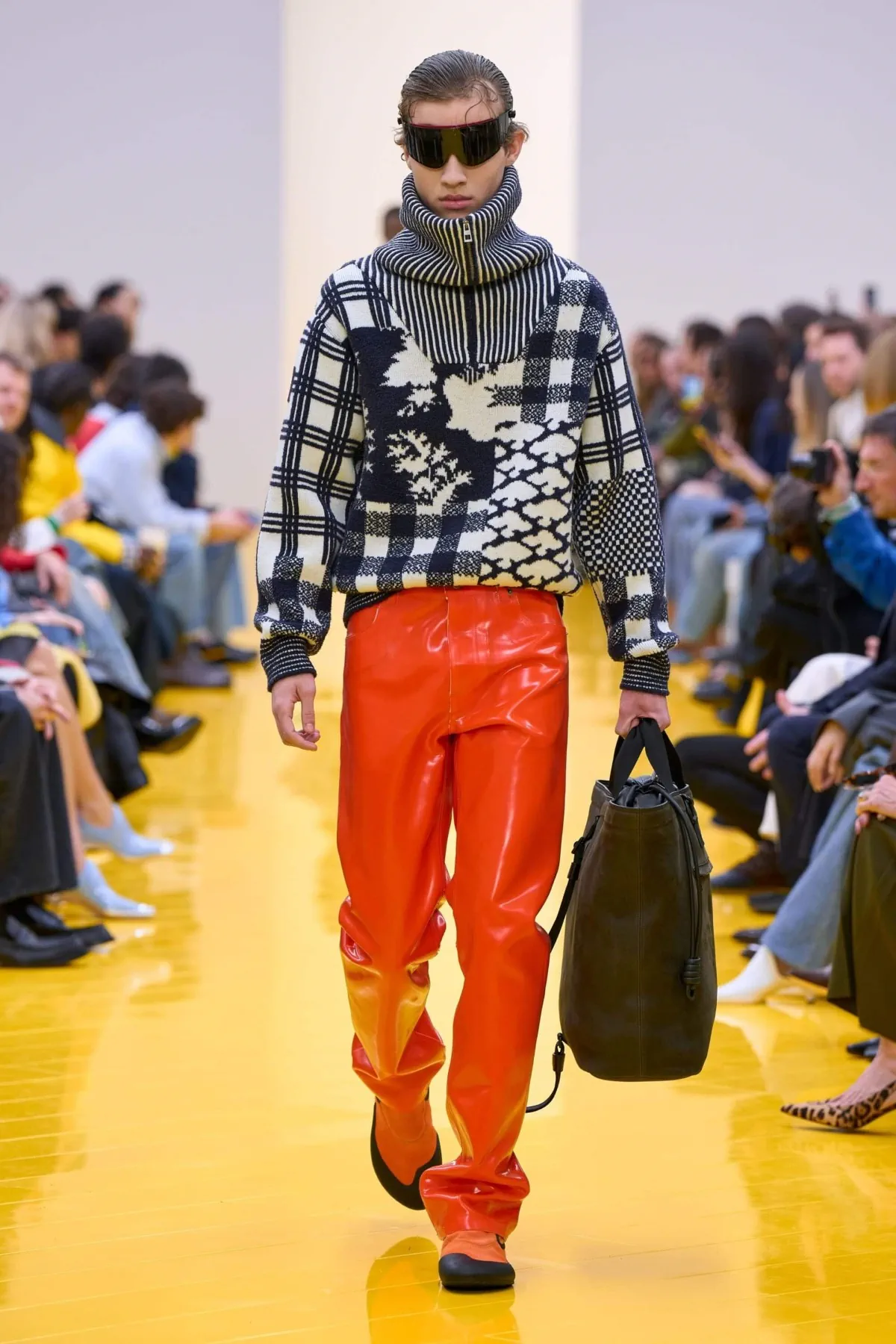 Loewe Thu-Đông 2026: Sự phá cách đầy tươi mới Loewe Thu-Đông 2026 - Paris Fashion Week