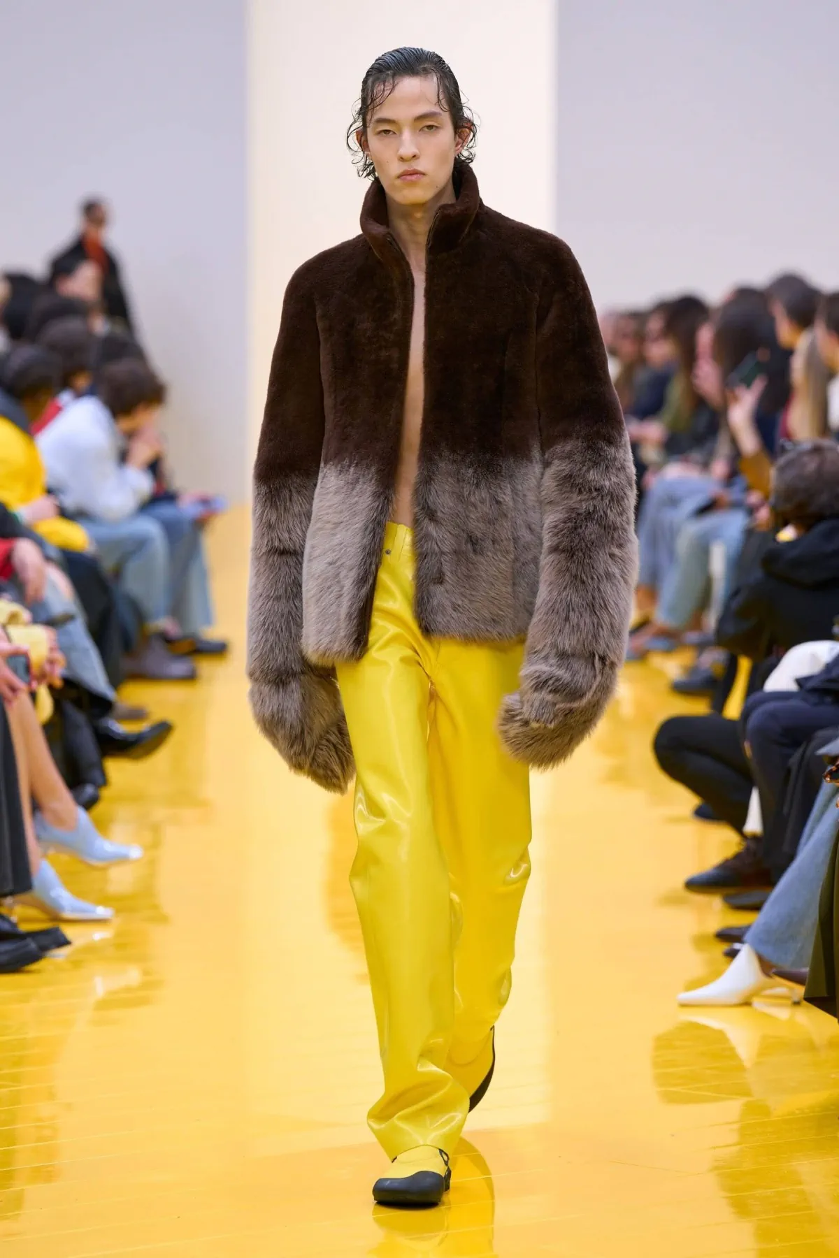 Loewe Thu-Đông 2026: Sự phá cách đầy tươi mới Loewe Thu-Đông 2026 - Paris Fashion Week