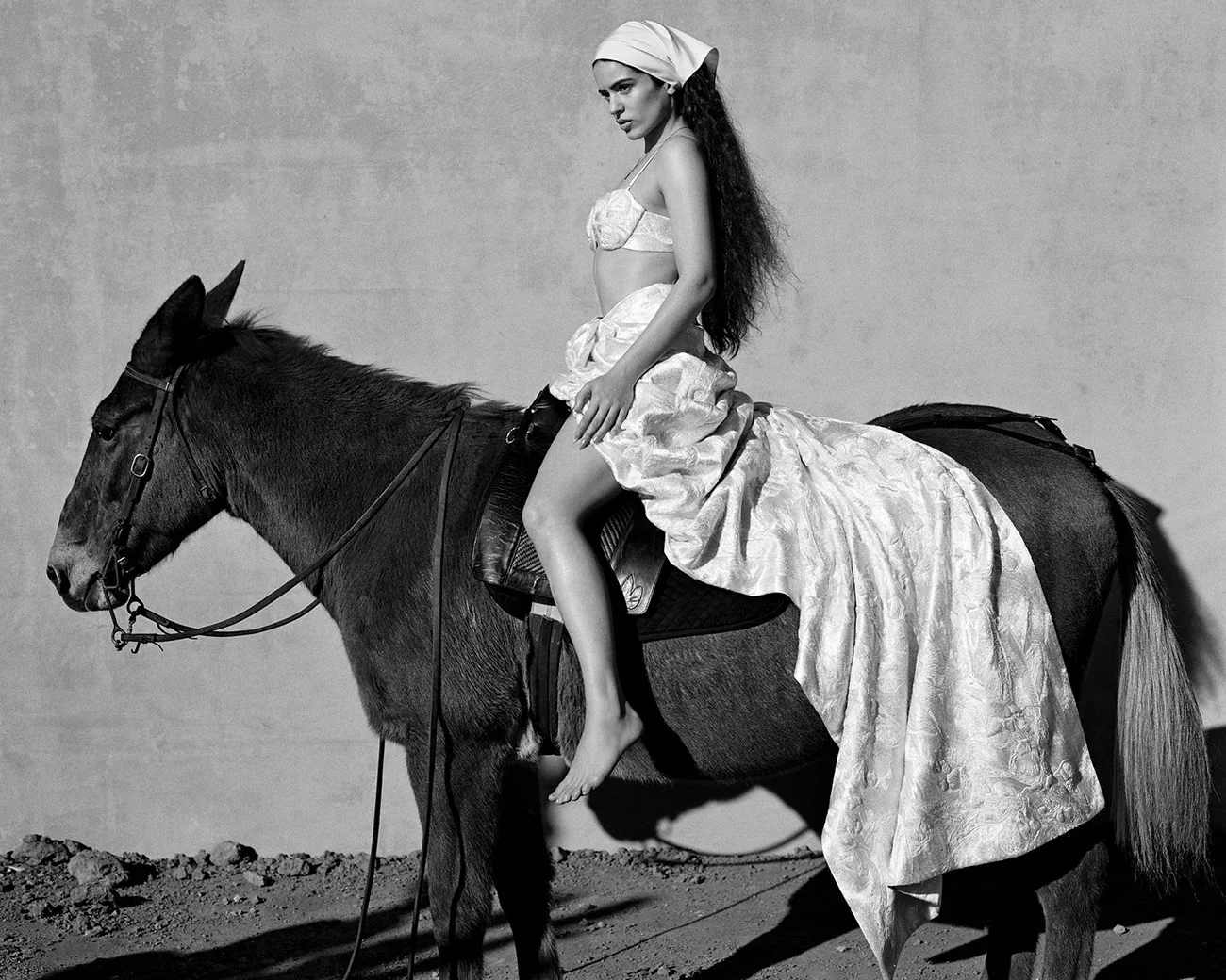 Vogue US Xuân 2026: Rosalía chụp bởi Alasdair McLellan Vogue US Xuân 2026: Rosalía chụp bởi Alasdair McLellan