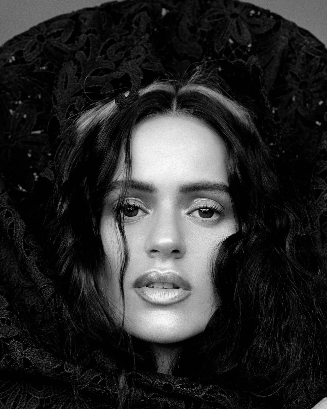 Vogue US Xuân 2026: Rosalía chụp bởi Alasdair McLellan Vogue US Xuân 2026: Rosalía chụp bởi Alasdair McLellan