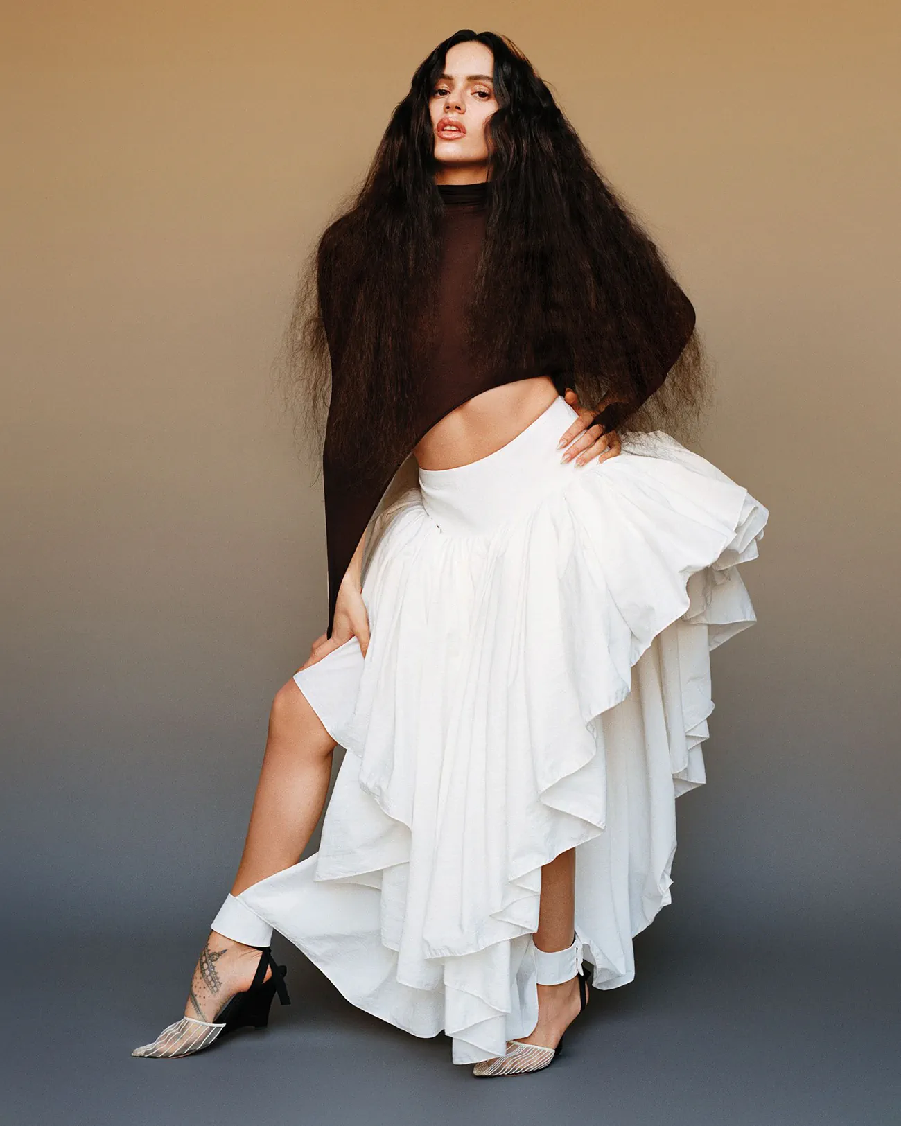 Vogue US Xuân 2026: Rosalía chụp bởi Alasdair McLellan Vogue US Xuân 2026: Rosalía chụp bởi Alasdair McLellan