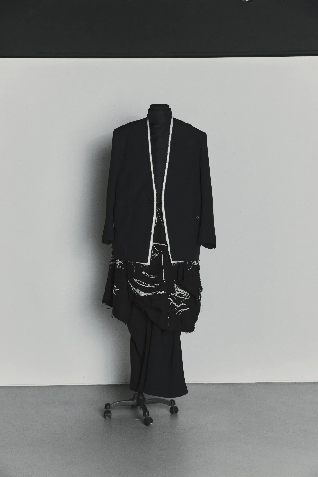 Songzio thiết kế trang phục cho BTS trong Arirang Live Songzio thiết kế trang phục cho BTS trong Arirang Live