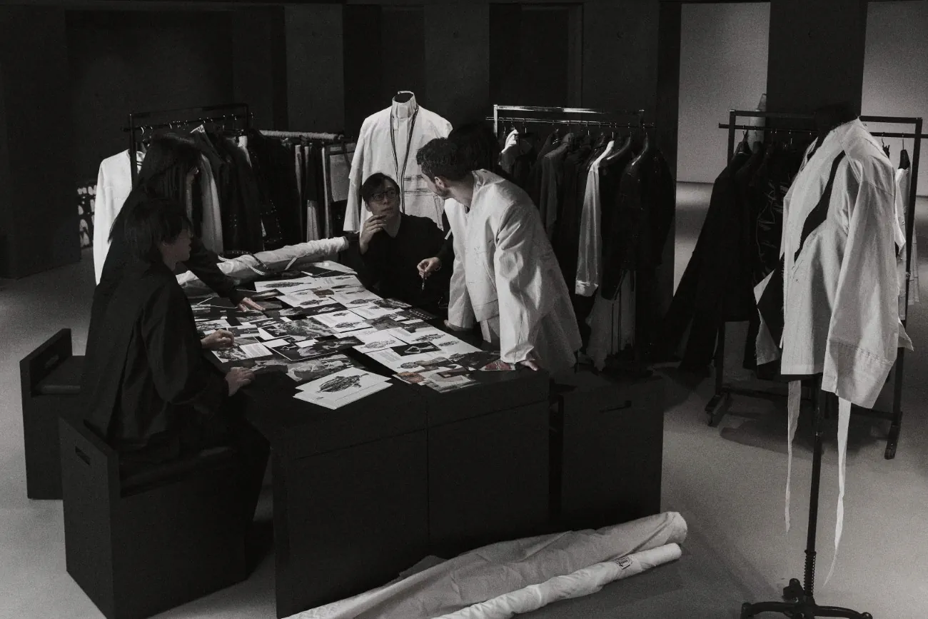 Songzio thiết kế trang phục cho BTS trong Arirang Live Songzio thiết kế trang phục cho BTS trong Arirang Live