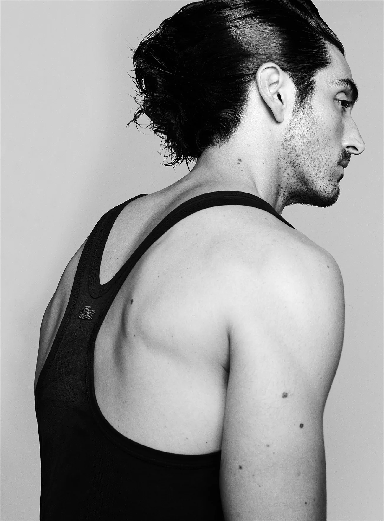 VMan Xuân/Hè 2026: Taylor Zakhar Perez mặc Lacoste, chụp bởi Luigi & Iango