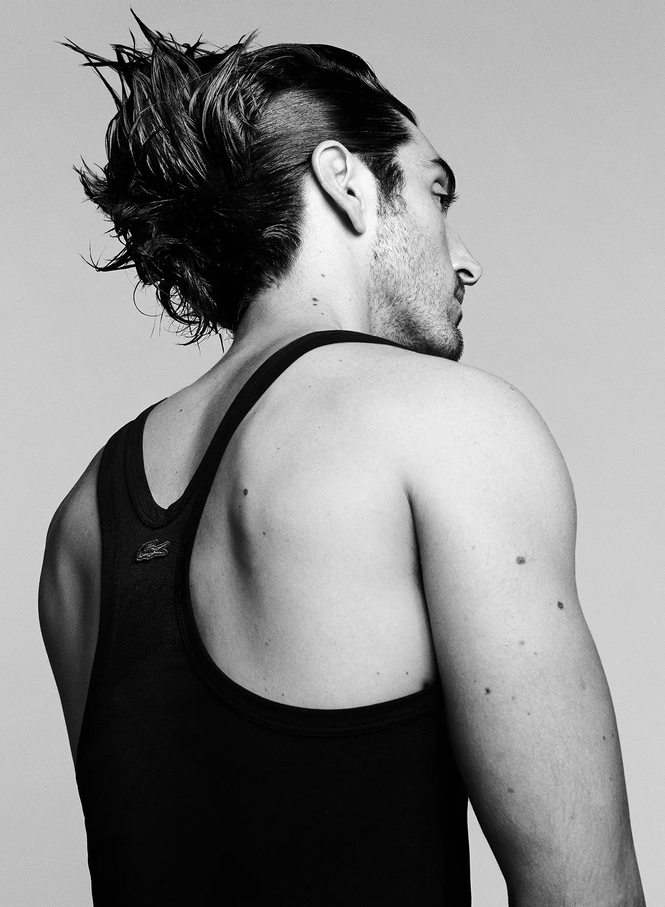 VMan Xuân/Hè 2026: Taylor Zakhar Perez mặc Lacoste, chụp bởi Luigi & Iango