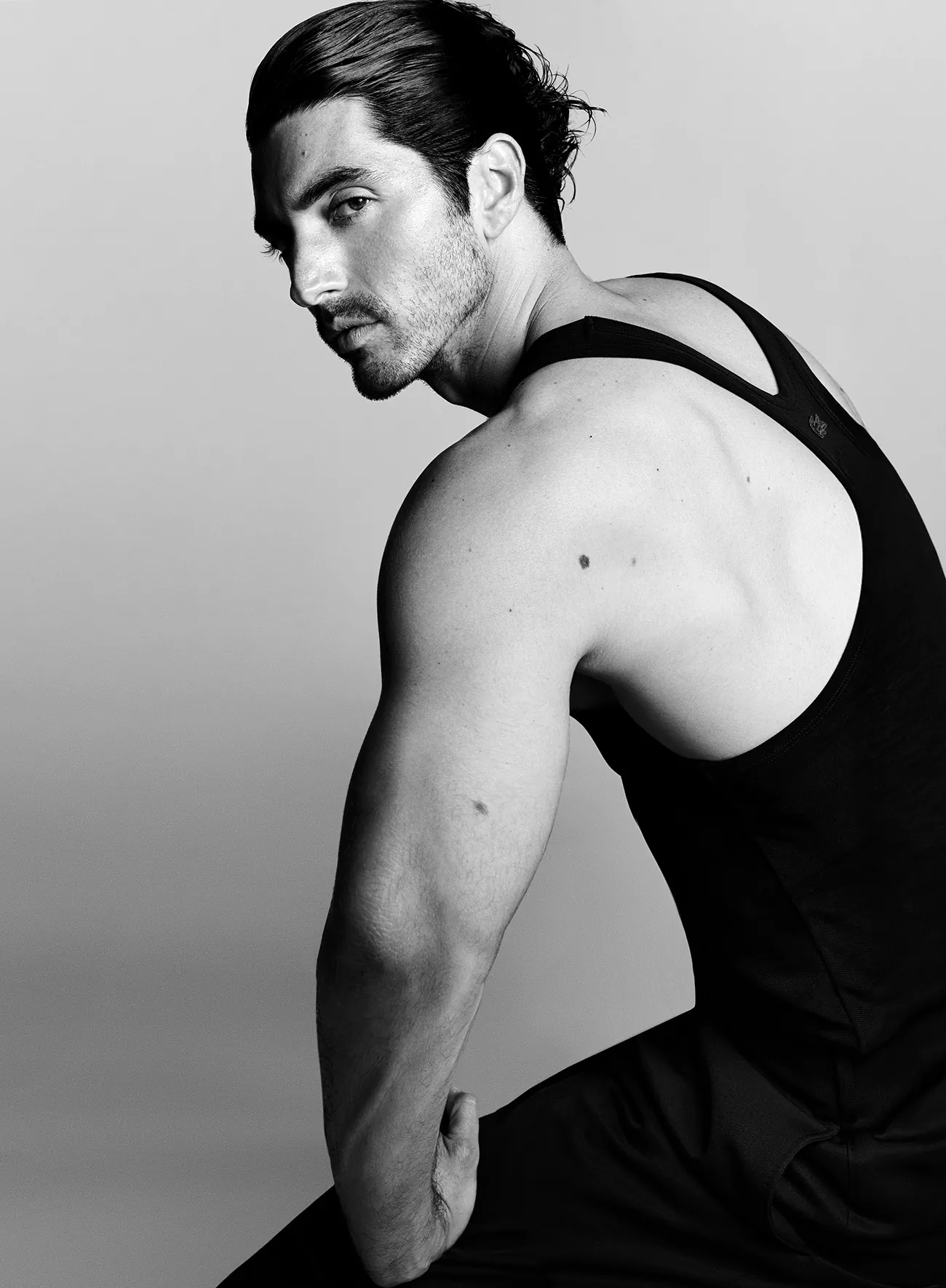 VMan Xuân/Hè 2026: Taylor Zakhar Perez mặc Lacoste, chụp bởi Luigi & Iango