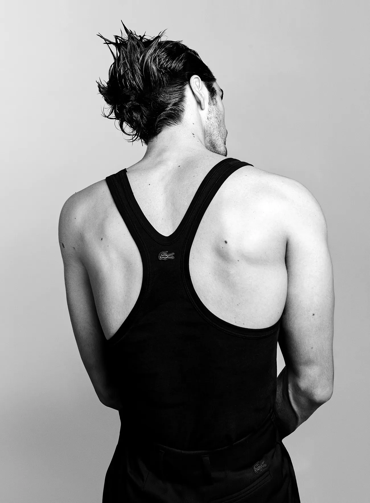 VMan Xuân/Hè 2026: Taylor Zakhar Perez mặc Lacoste, chụp bởi Luigi & Iango