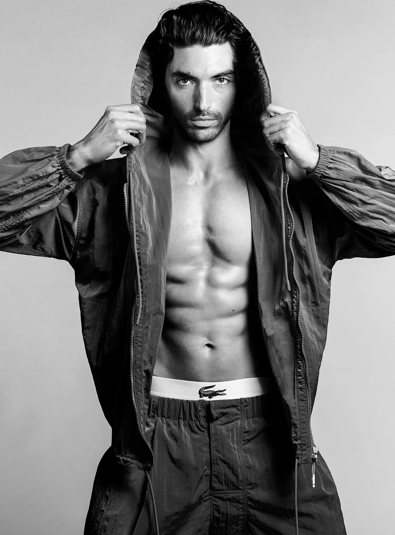 VMan Xuân/Hè 2026: Taylor Zakhar Perez mặc Lacoste, chụp bởi Luigi & Iango