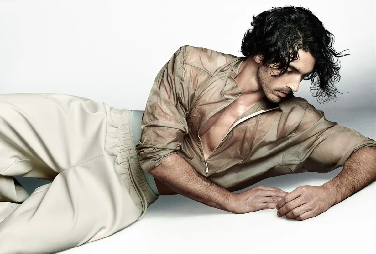 VMan Xuân/Hè 2026: Taylor Zakhar Perez mặc Lacoste, chụp bởi Luigi & Iango