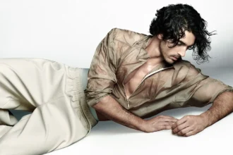 VMan Xuân/Hè 2026: Taylor Zakhar Perez mặc Lacoste, chụp bởi Luigi & Iango