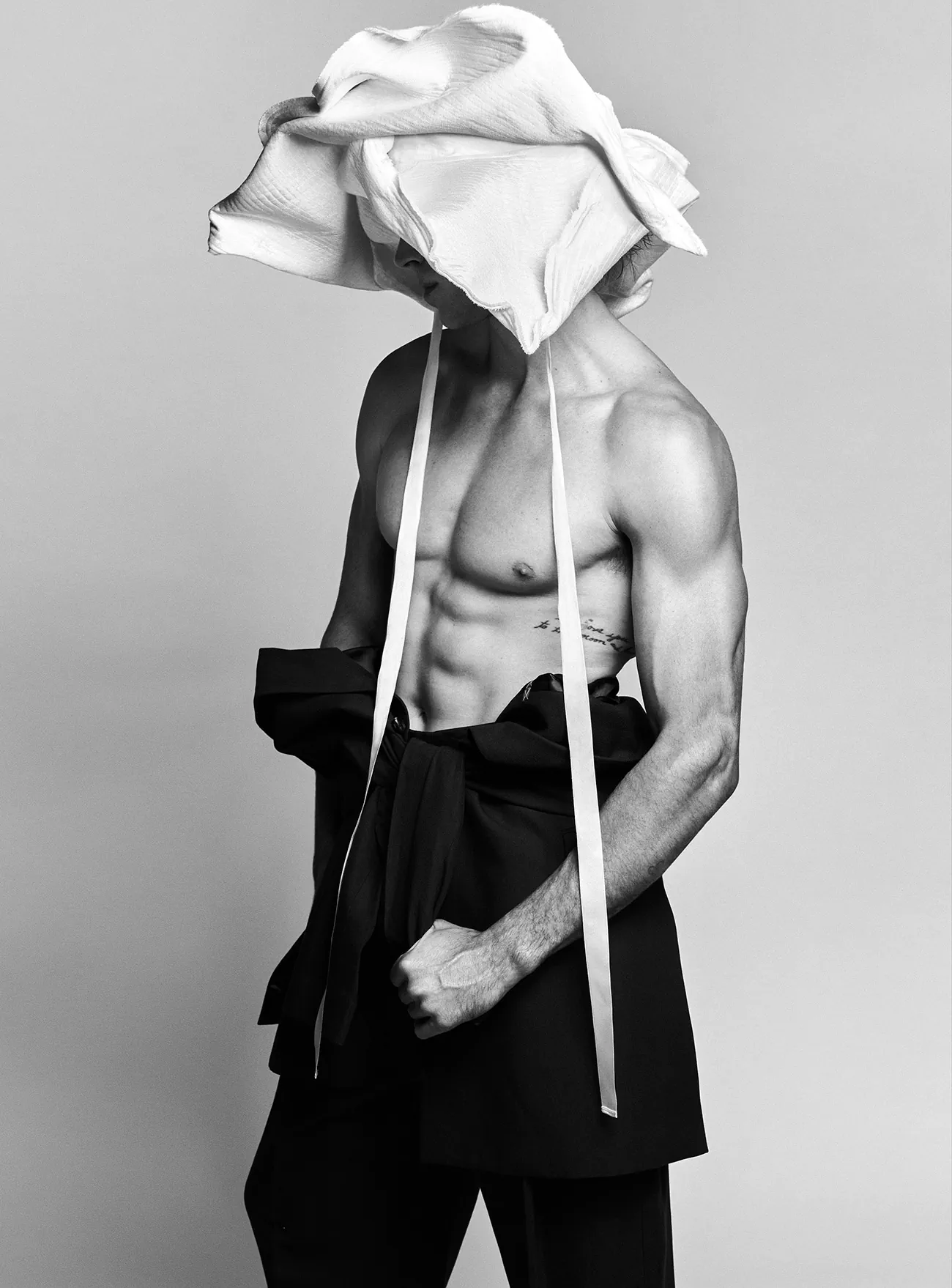 VMan Xuân/Hè 2026: Matthew Noszka chụp bởi Luigi & Iango