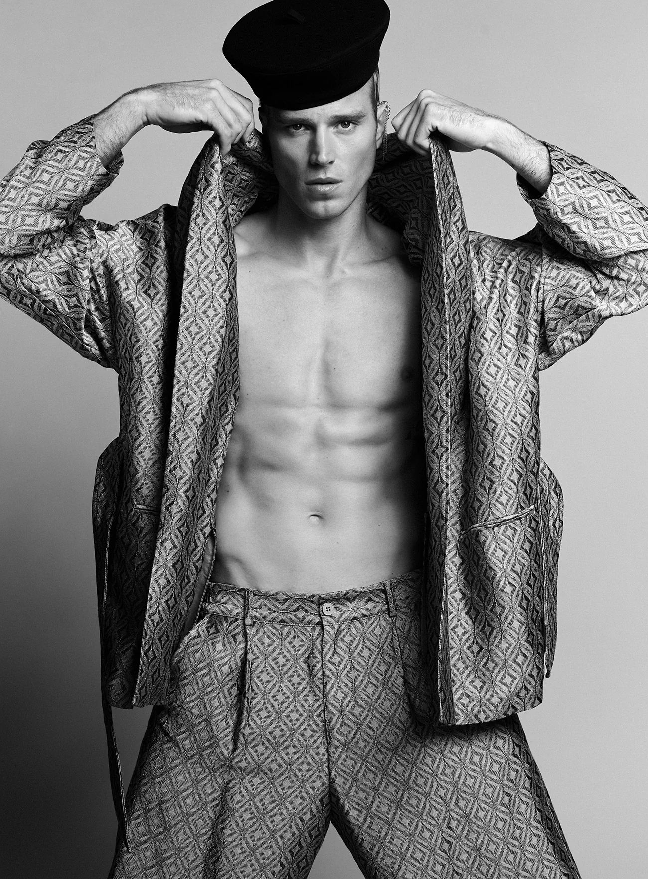 VMan Xuân/Hè 2026: Matthew Noszka chụp bởi Luigi & Iango
