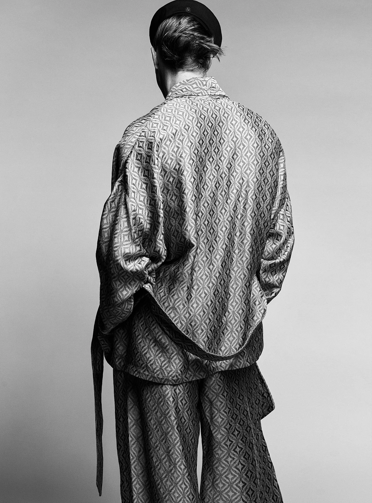 VMan Xuân/Hè 2026: Matthew Noszka chụp bởi Luigi & Iango